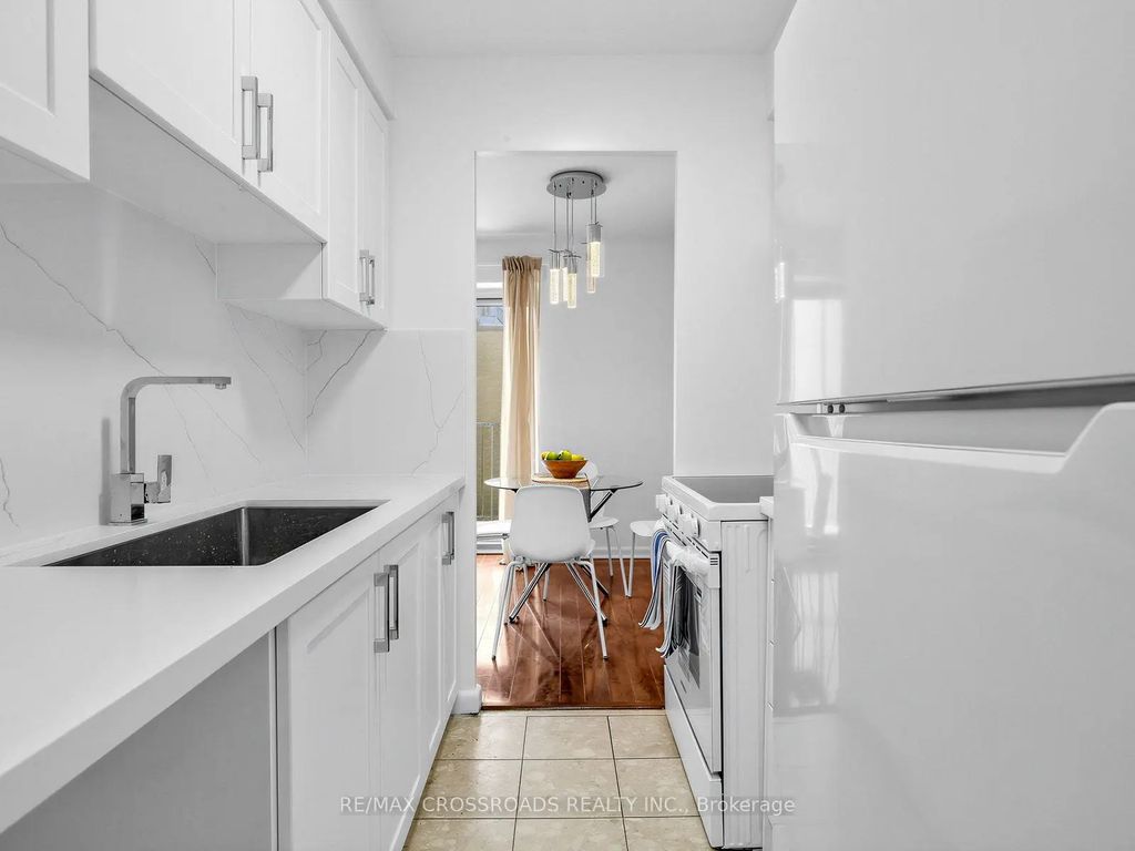 8 Kingsbridge Court 407, Toronto C07