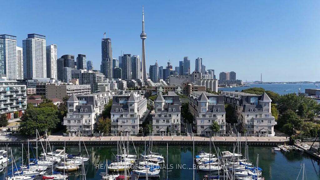 32 Stadium Road 327, Toronto C01
