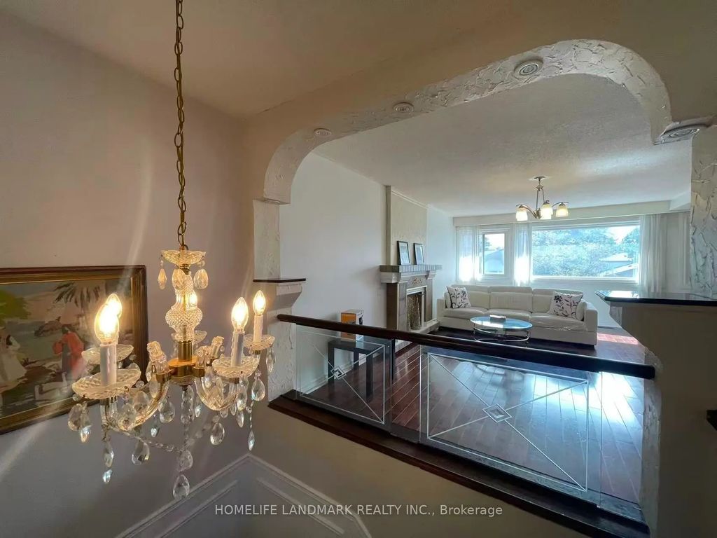 12 Clancy Drive Upper, Toronto C15