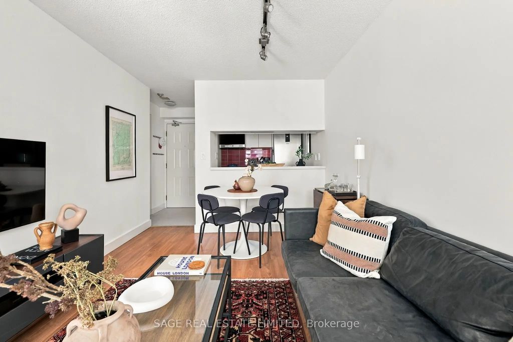222 The Esplanade N/a 313, Toronto C08