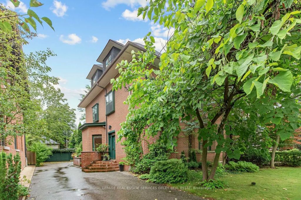 105 Roxborough Street E, Toronto C09
