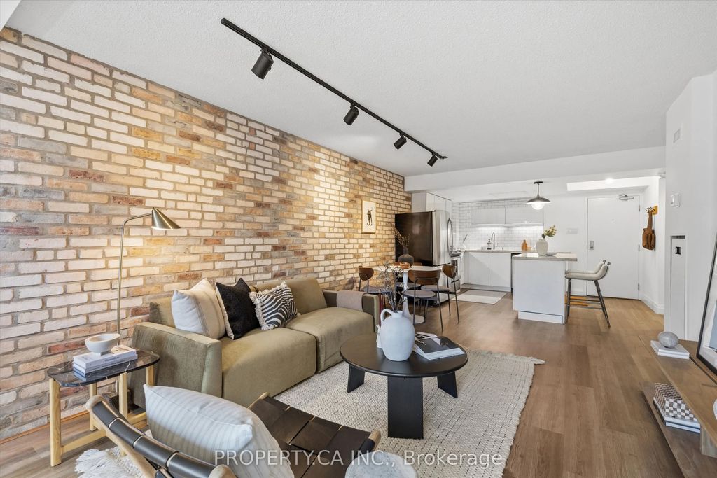 456 College Street 306, Toronto C01