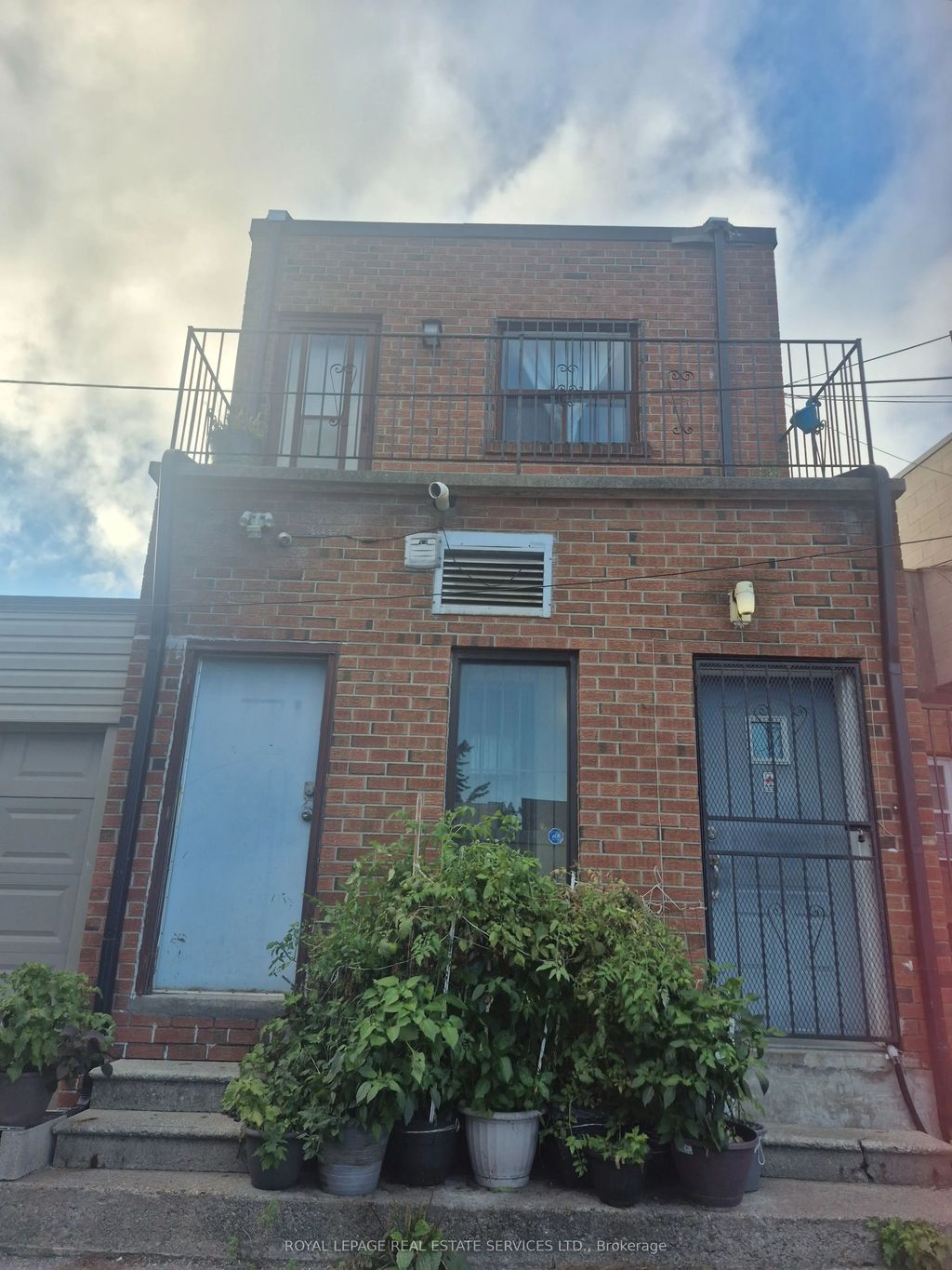 1584 Dundas Street W, Toronto C01