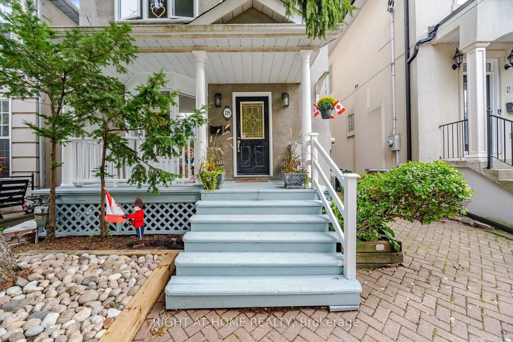 219 Broadway Avenue, Toronto C10
