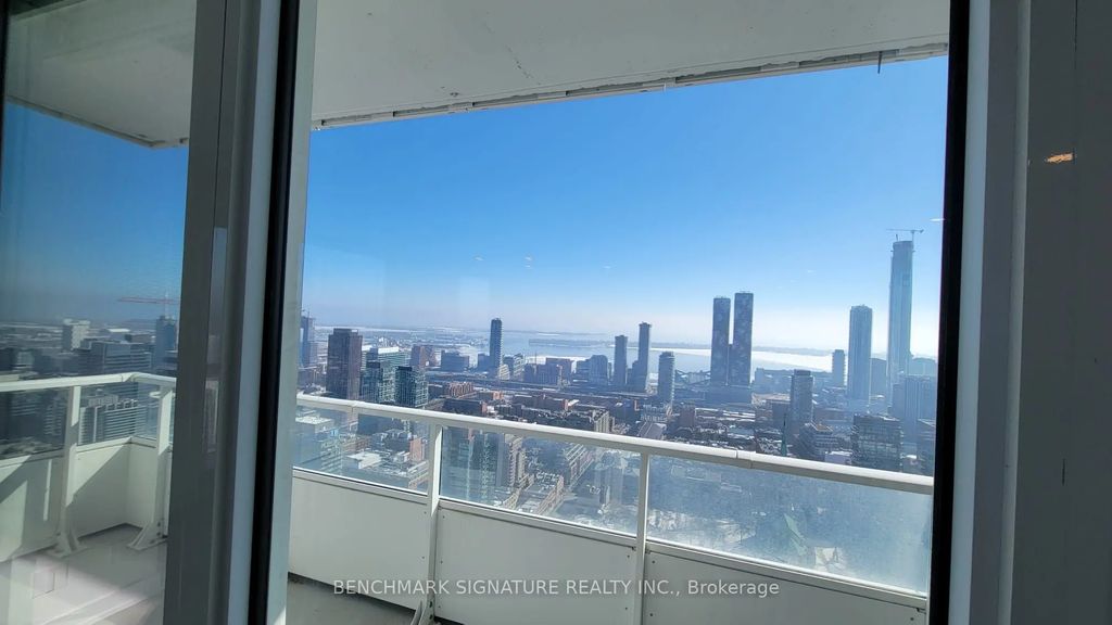 88 Queen Street E 5806, Toronto C08