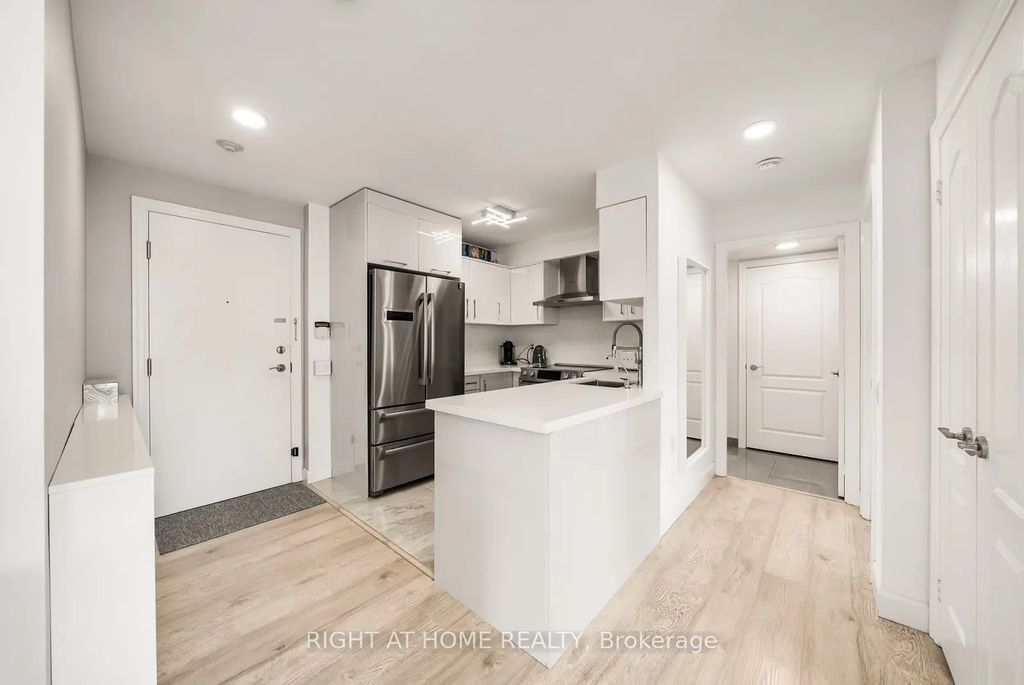 21 Hillcrest Avenue 901, Toronto C14