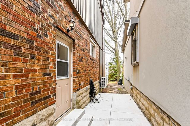 25 Mann Avenue Lower, Toronto C10