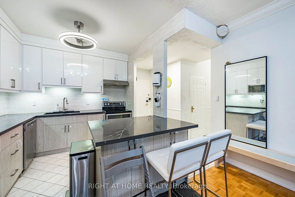 10 Fashion Roseway N/a 107, Toronto C14