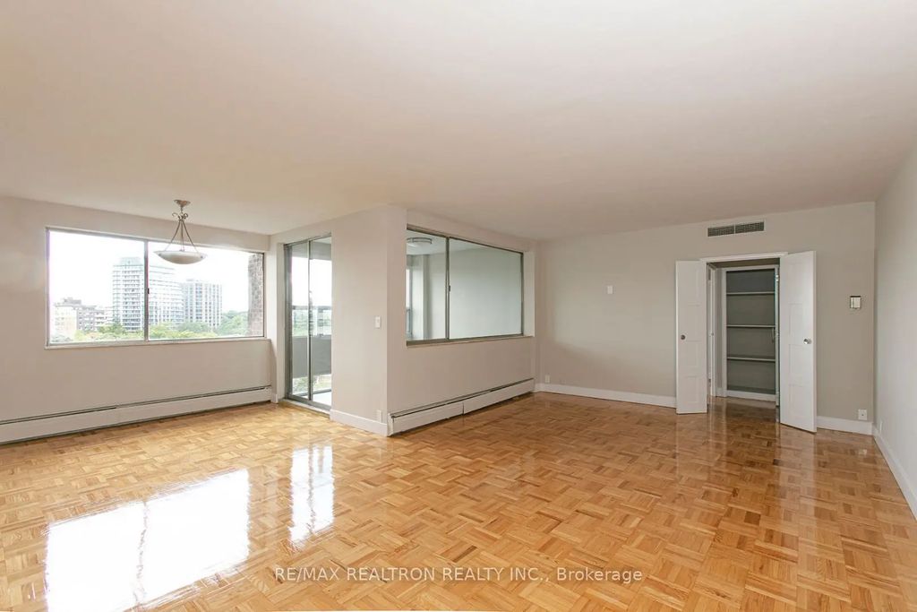 9 Deer Park Crescent 1002, Toronto C02