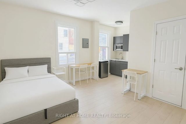 198-200 Queen Street W 202, Toronto C01