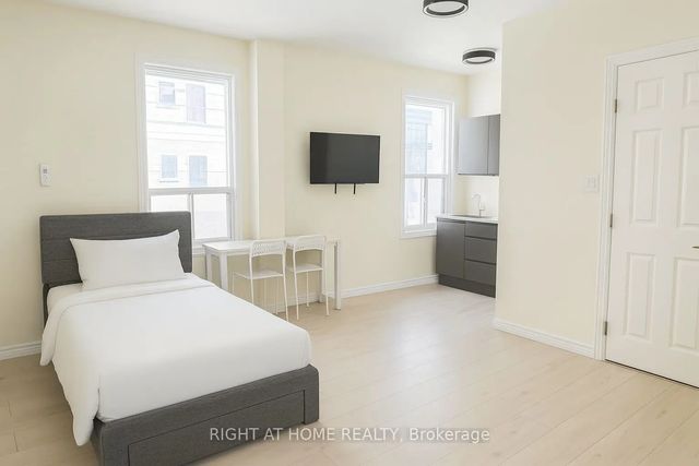 198-200 Queen Street W 203, Toronto C01