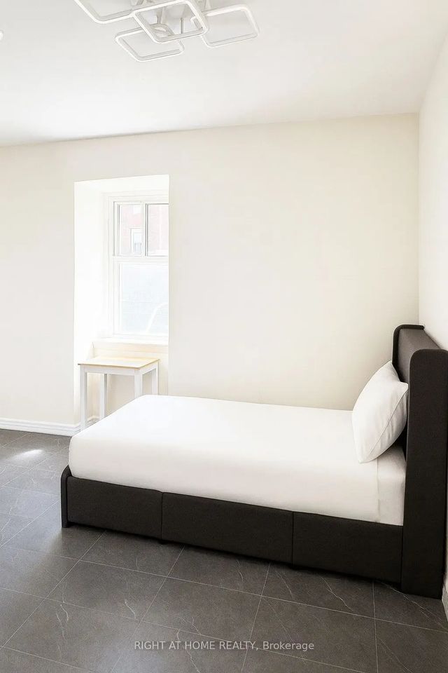 198-200 Queen Street W 302, Toronto C01