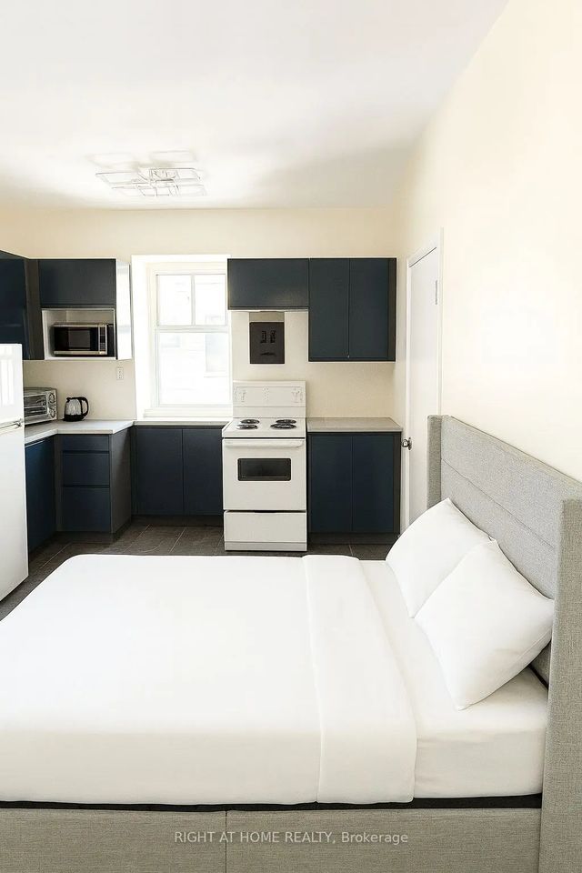 198-200 Queen Street W 303, Toronto C01