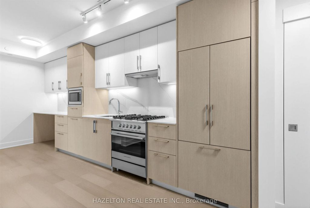 8 Manor Road W 606, Toronto C03