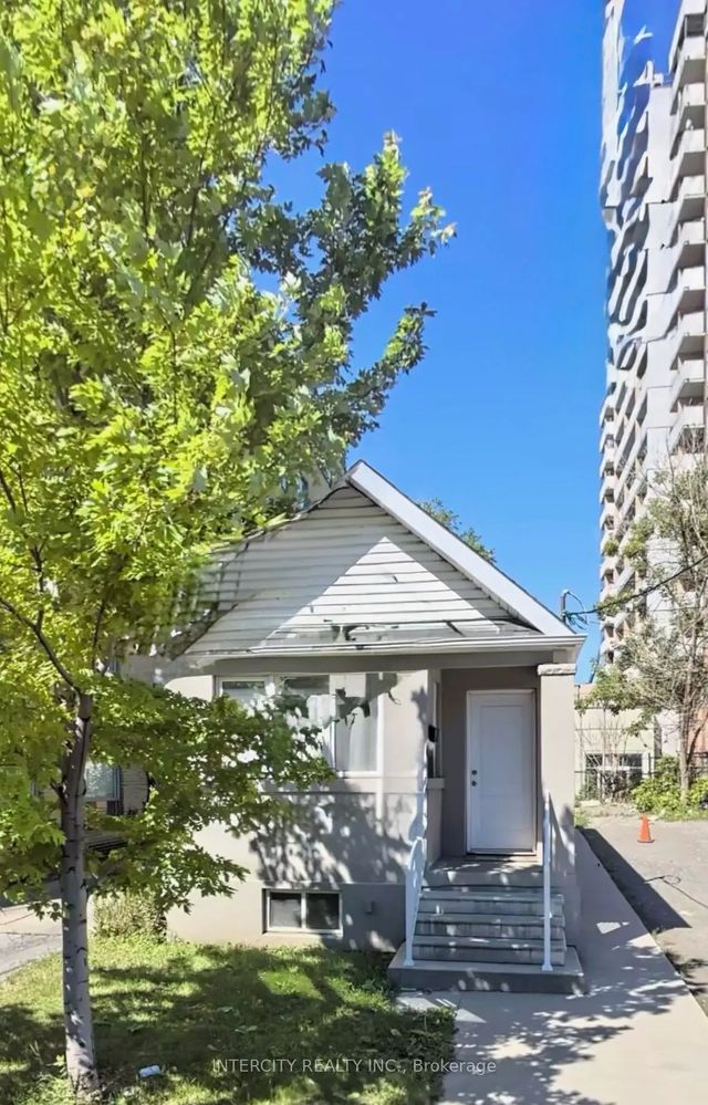 692 Northcliffe Boulevard Main, Toronto C03
