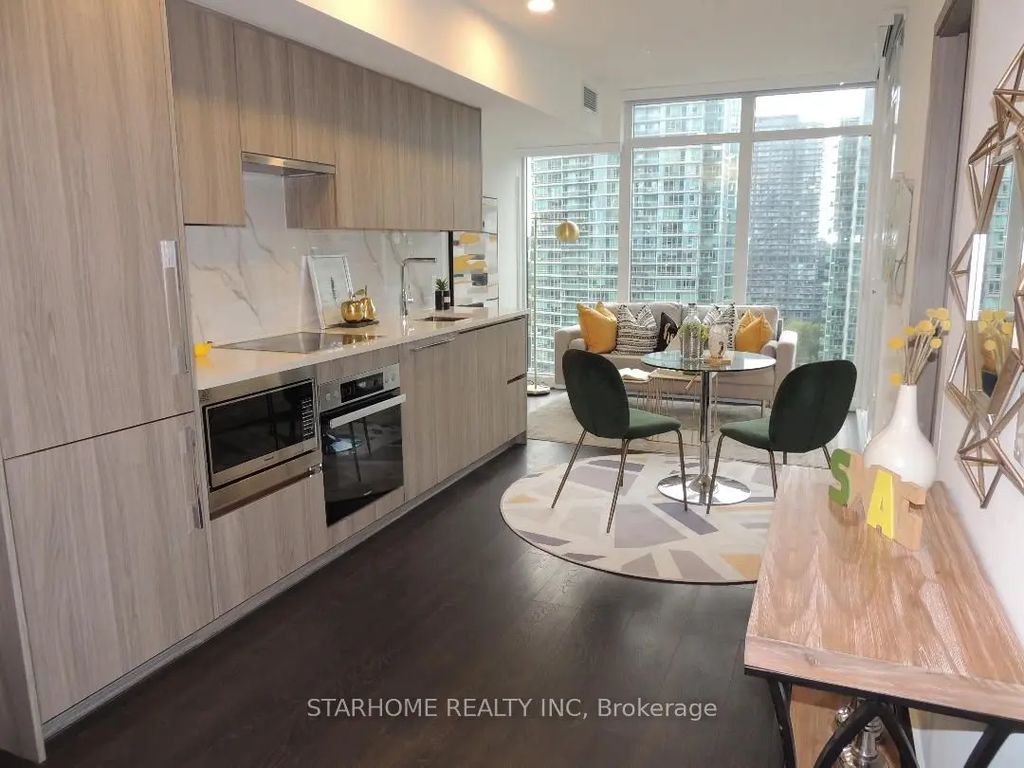 1 Concord Cityplace Way 2015, Toronto C01