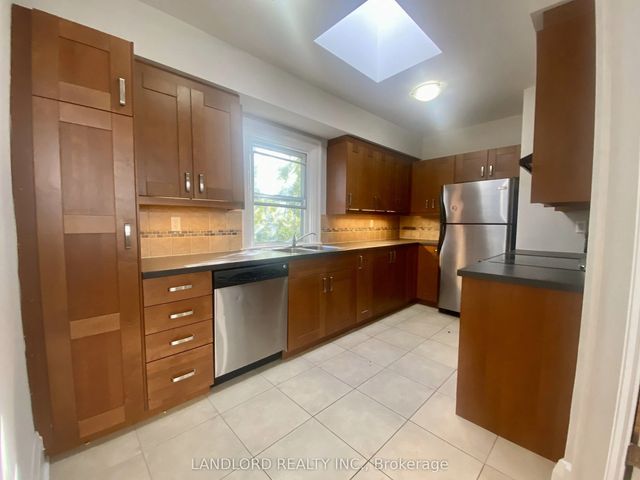 341 St Clair Avenue W E, Toronto C02