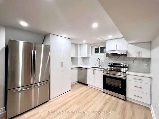 65 Dewlane Drive W, Toronto C07