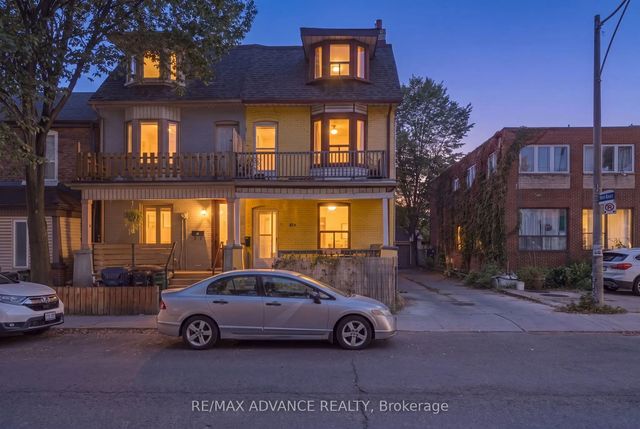 82a Augusta Avenue, Toronto C01