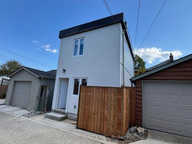 90 Douglas Avenue Laneway House, Toronto C04