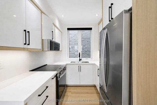 25 King High Avenue 2, Toronto C06