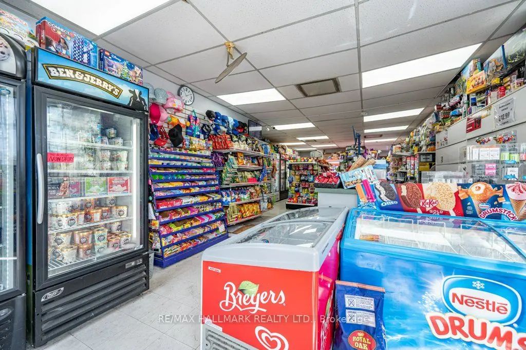 675 Broadview Avenue, Toronto E01