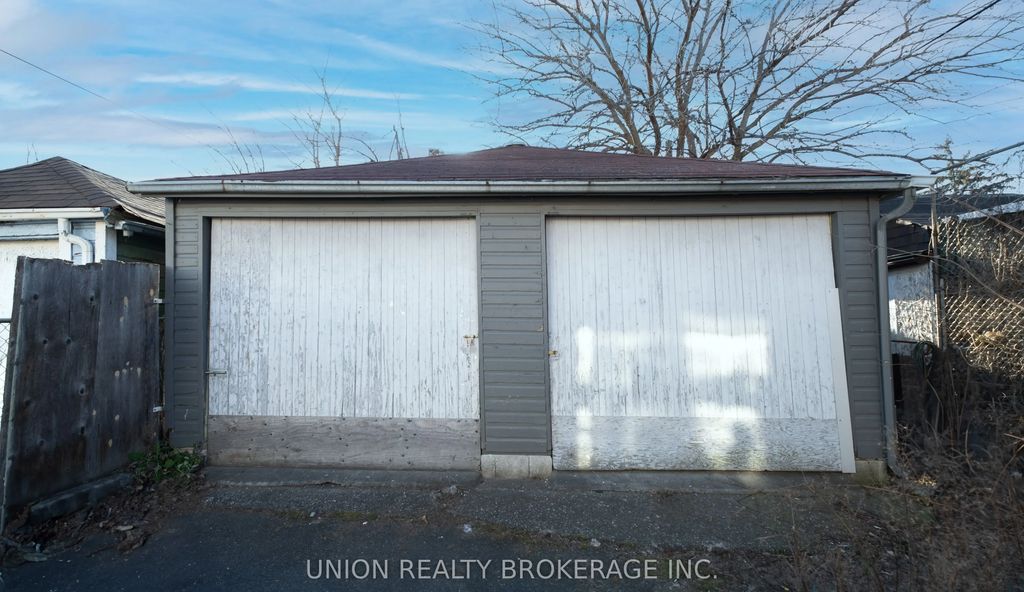 163 Wolverleigh Boulevard Garage, Toronto E03