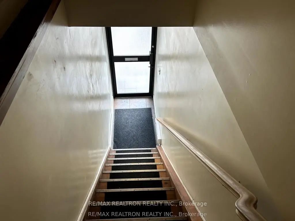 588 Danforth Avenue 3, Toronto E03