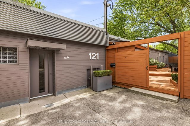 121 Logan Avenue, Toronto E01