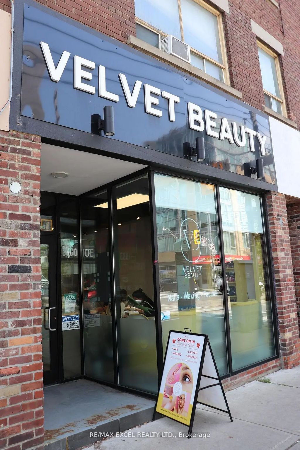 1883 Queen Street E, Toronto E02
