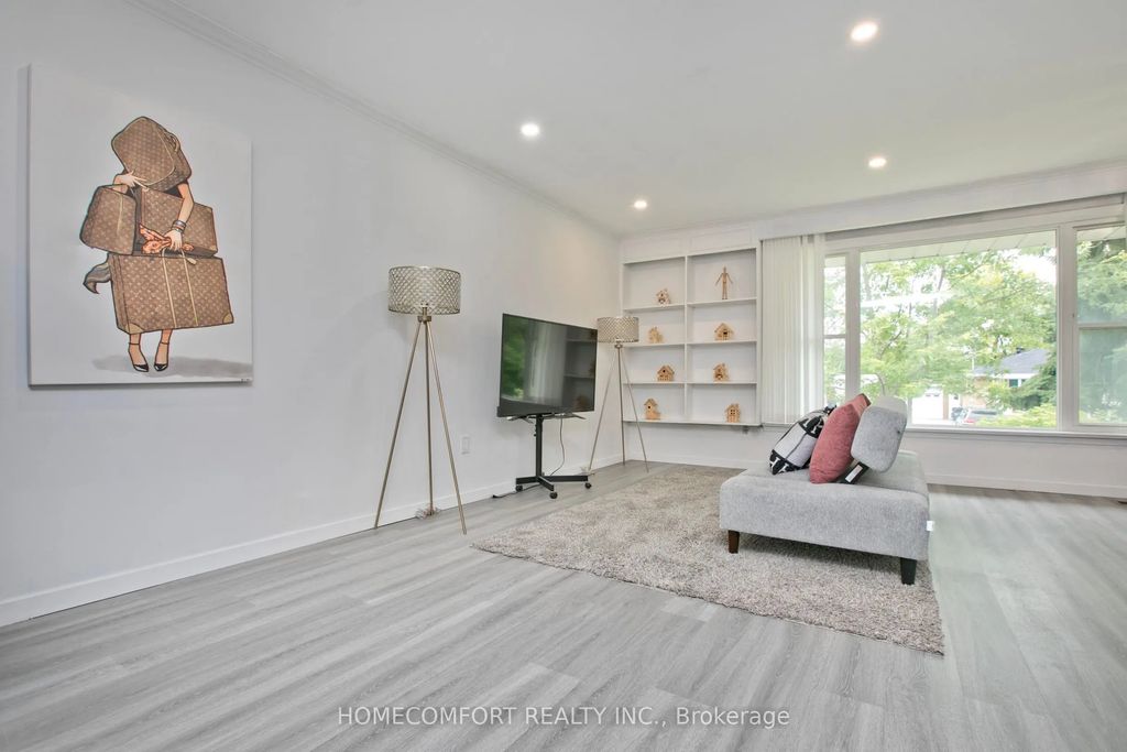 19 Beacham Crescent, Toronto E05