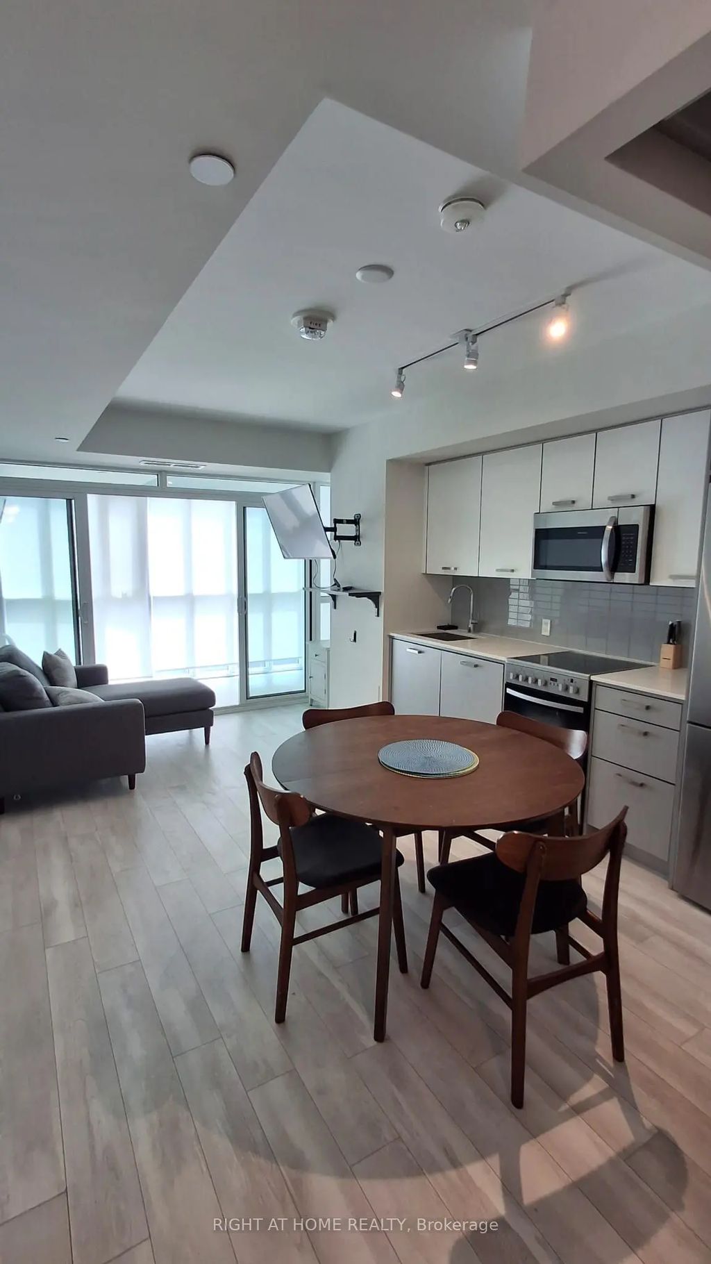 1630 Queen Street E 211, Toronto E02