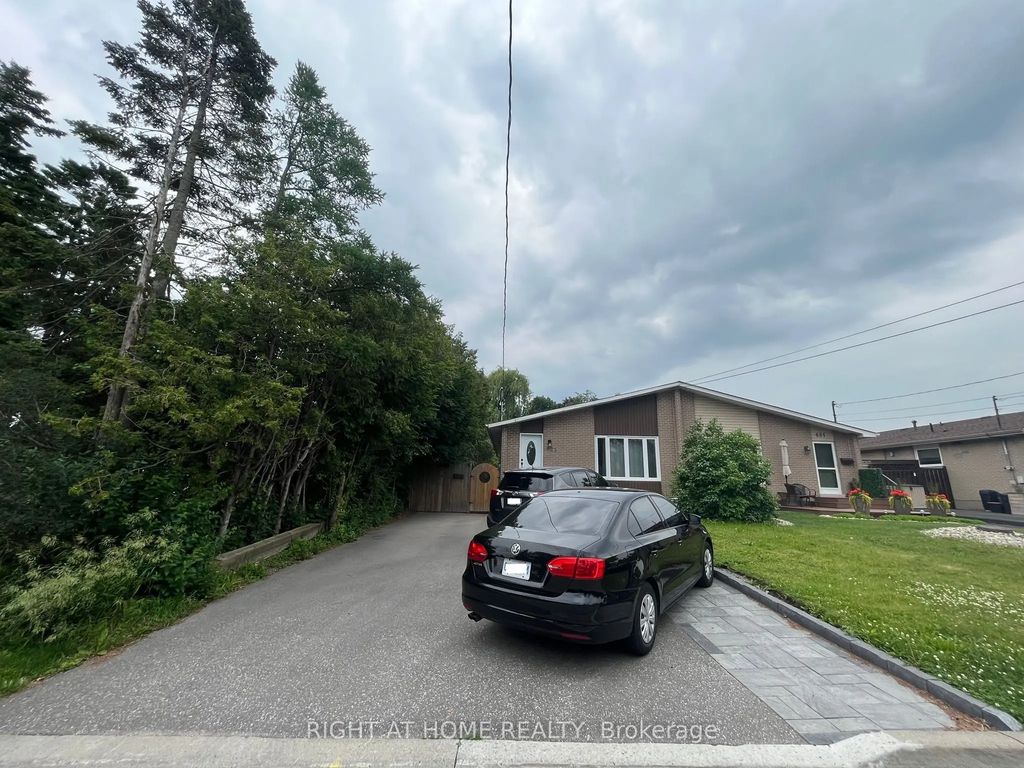 823 Sanok Drive Main, Pickering