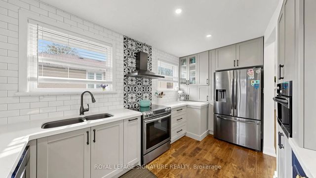 33 Neapolitan Drive, Toronto E09