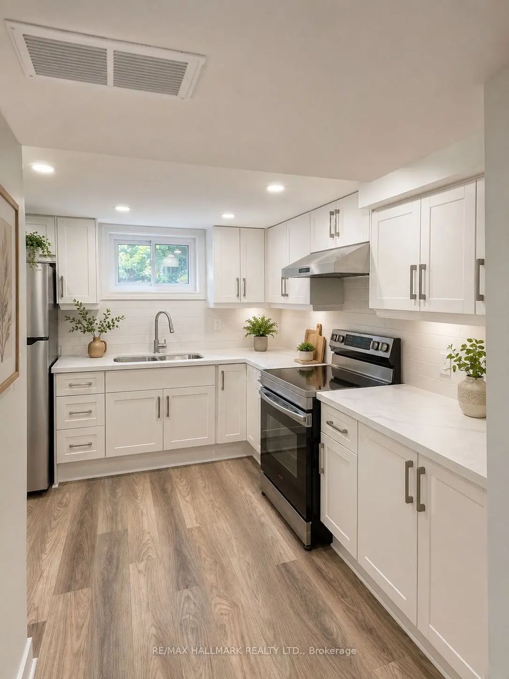 7 Ilfracombe Crescent Basement, Toronto E04