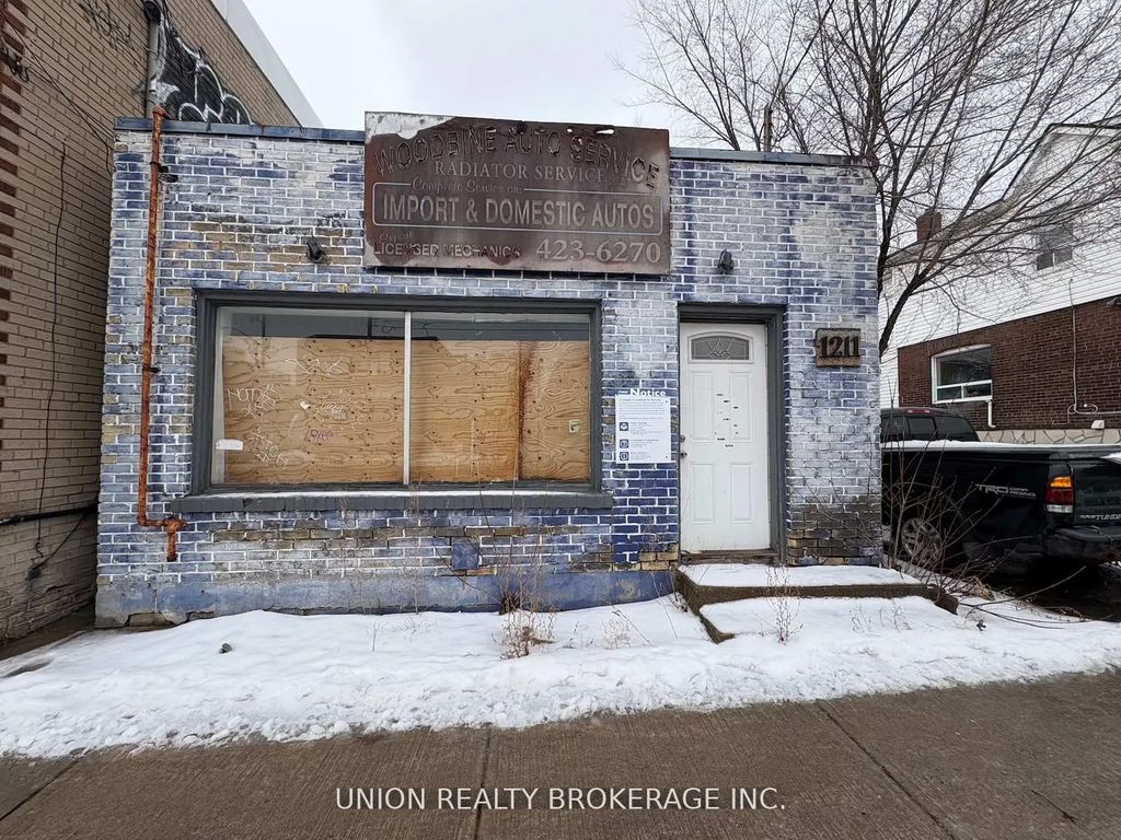 1211 Woodbine Avenue, Toronto E03