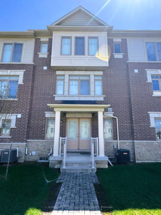 42 Ambereen Place E, Clarington