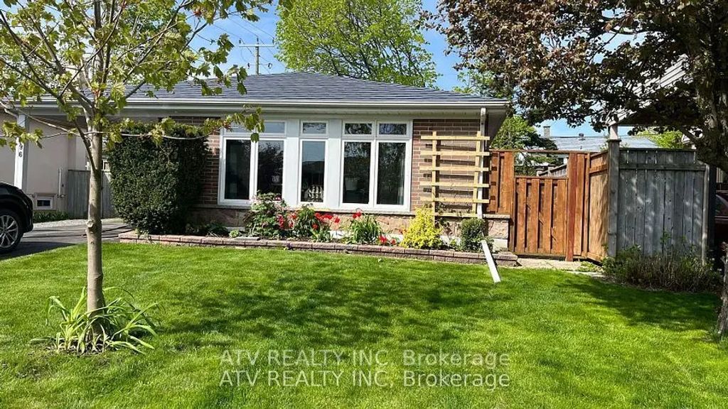696 Balaton Avenue, Pickering