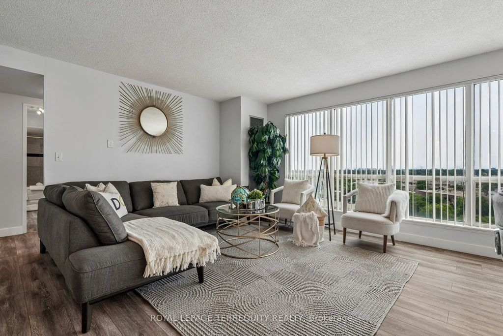 18 Lee Centre Drive 906, Toronto E09