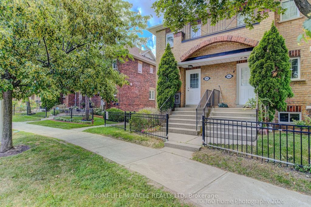 2 Hedge End Road 85, Toronto E11
