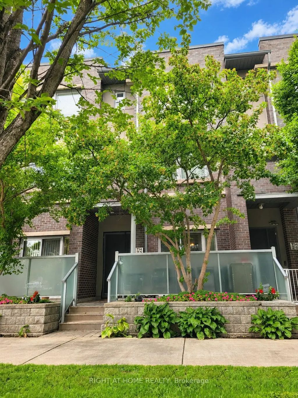 290 Village Green Square Th25, Toronto E07