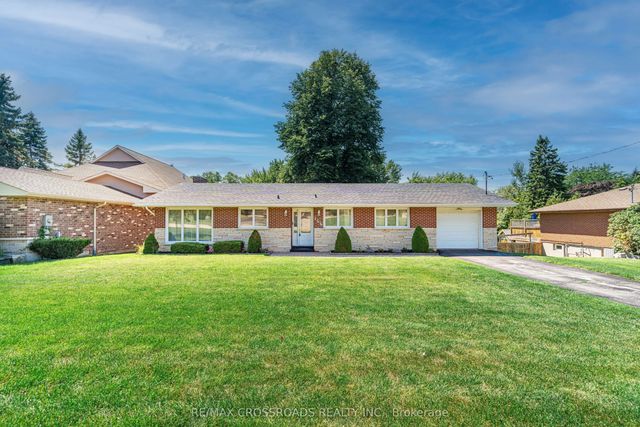 166 Elizabeth Crescent N, Whitby