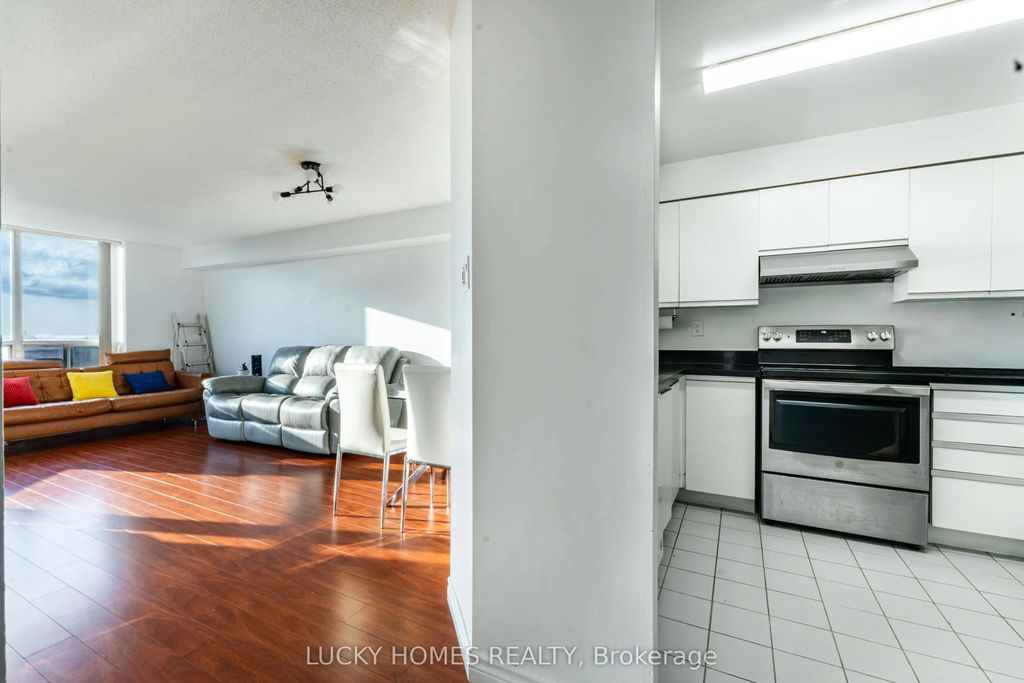 430 Mclevin Avenue Nw 915, Toronto E11