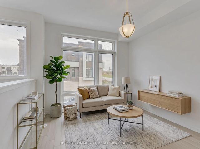 799 Heathrow Path, Oshawa