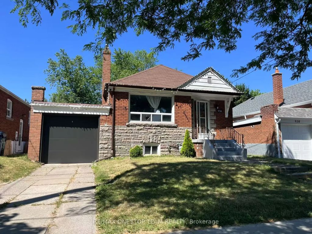 936 Pharmacy Avenue, Toronto E04
