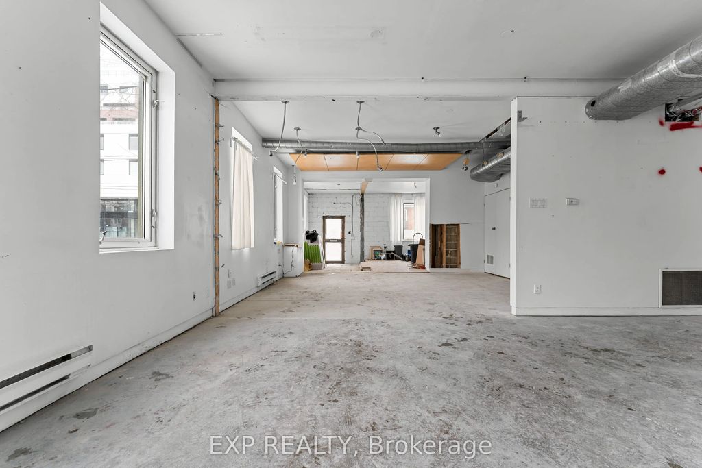 1558 Queen Street E, Toronto E01