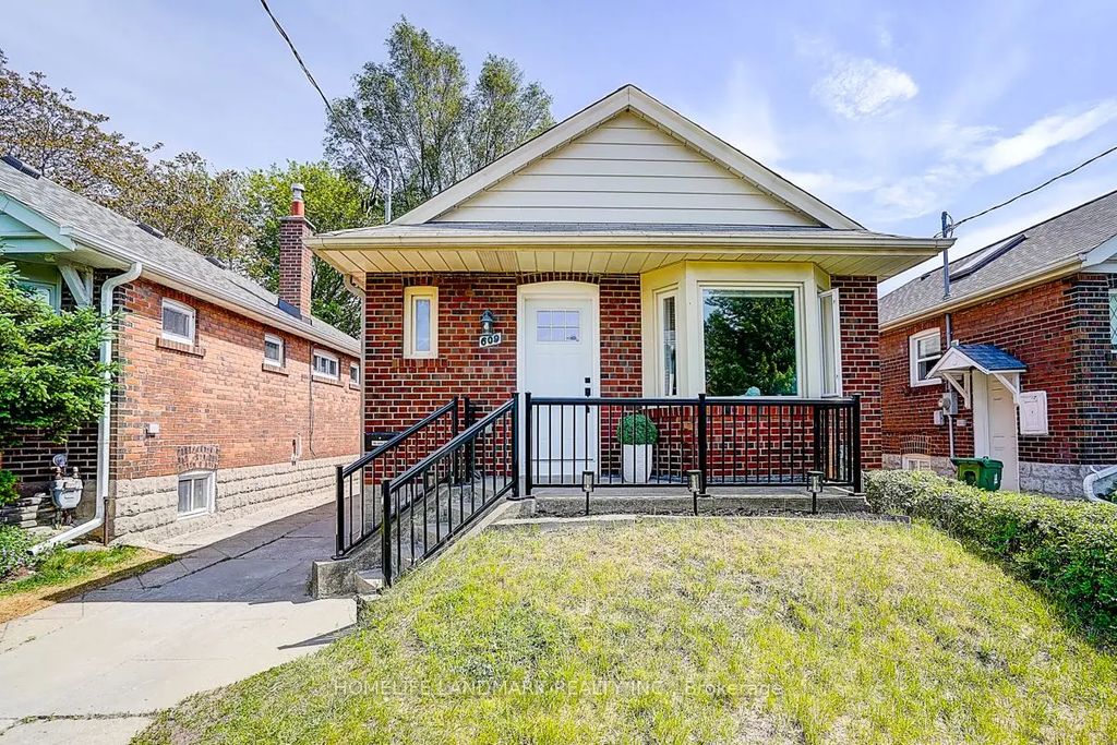 609 Mortimer Avenue, Toronto E03