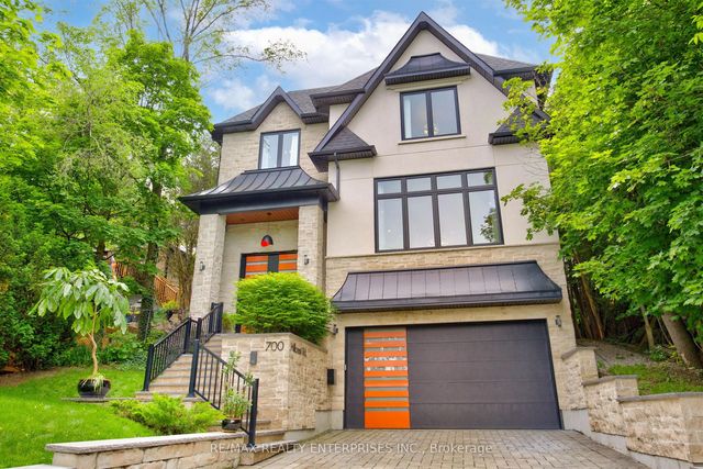 700 Hillcrest Road, Pickering