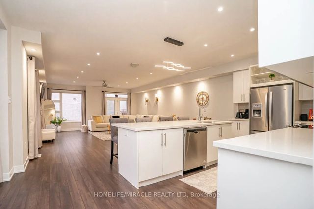58 Donald Fleming Way 136, Whitby