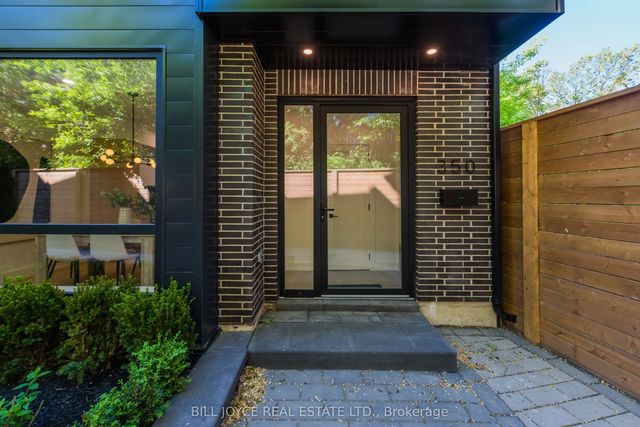 350 Lee Avenue, Toronto E02